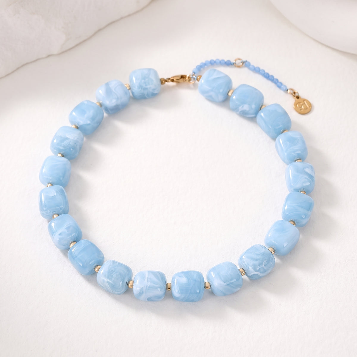 Collier à perles carrées épaisses bleu clair