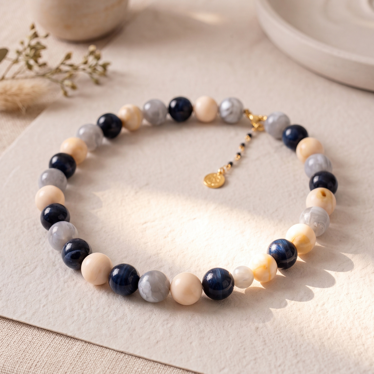 Collier gris épais à perles