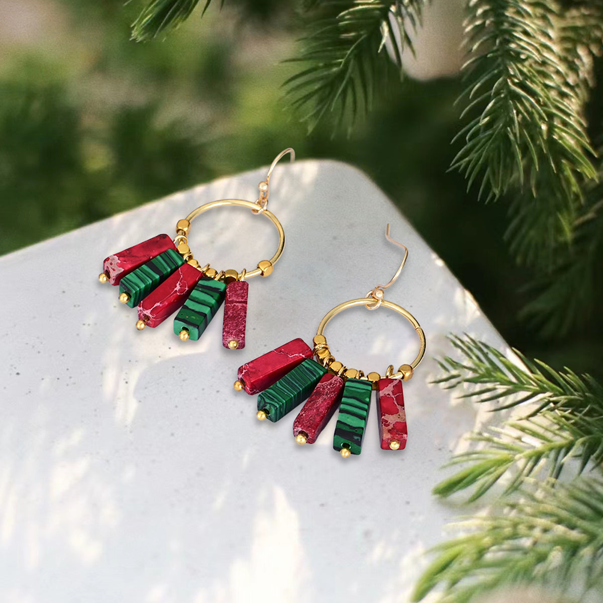 Boucles d'oreilles pendantes aux teintes joyeuses de poinsettia