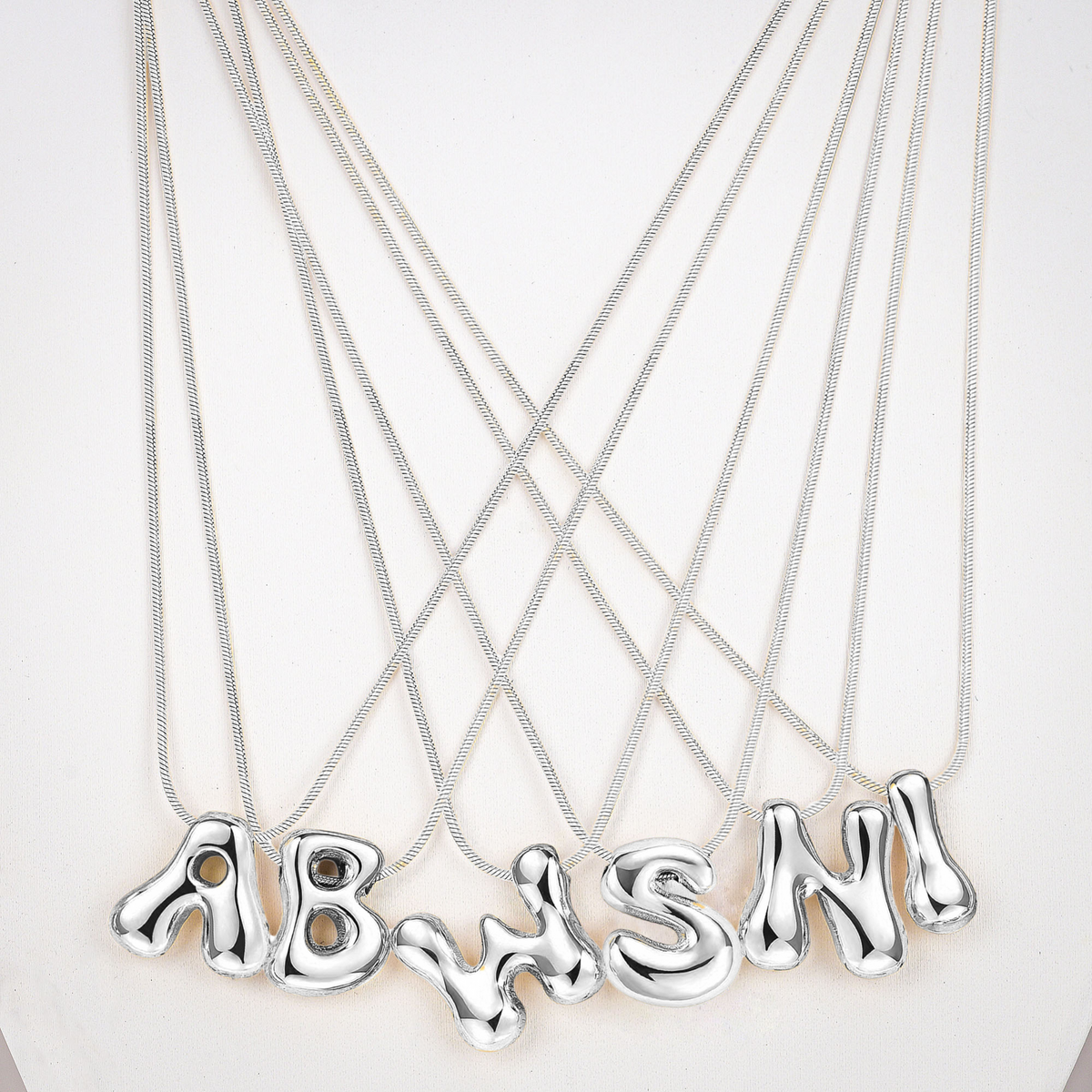 Collier initial en lettres bulles à éclat argenté