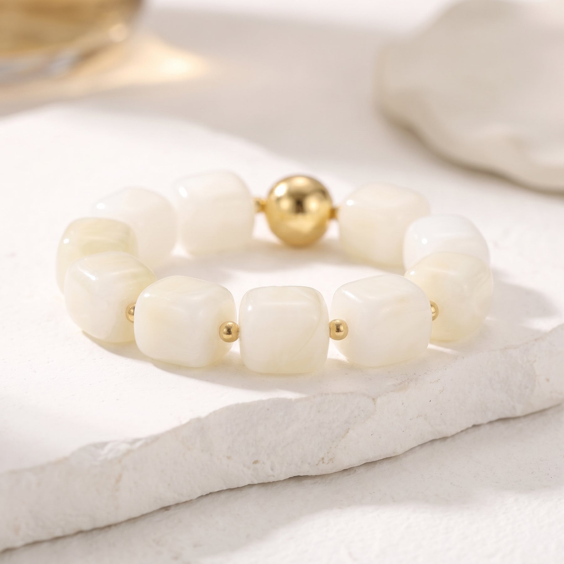 Bracelet épais en ivoire éclairé par la lune