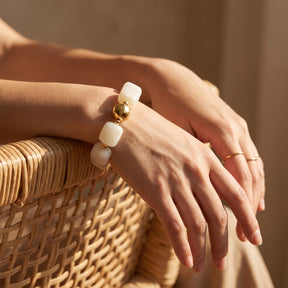 Bracelet épais en ivoire éclairé par la lune
