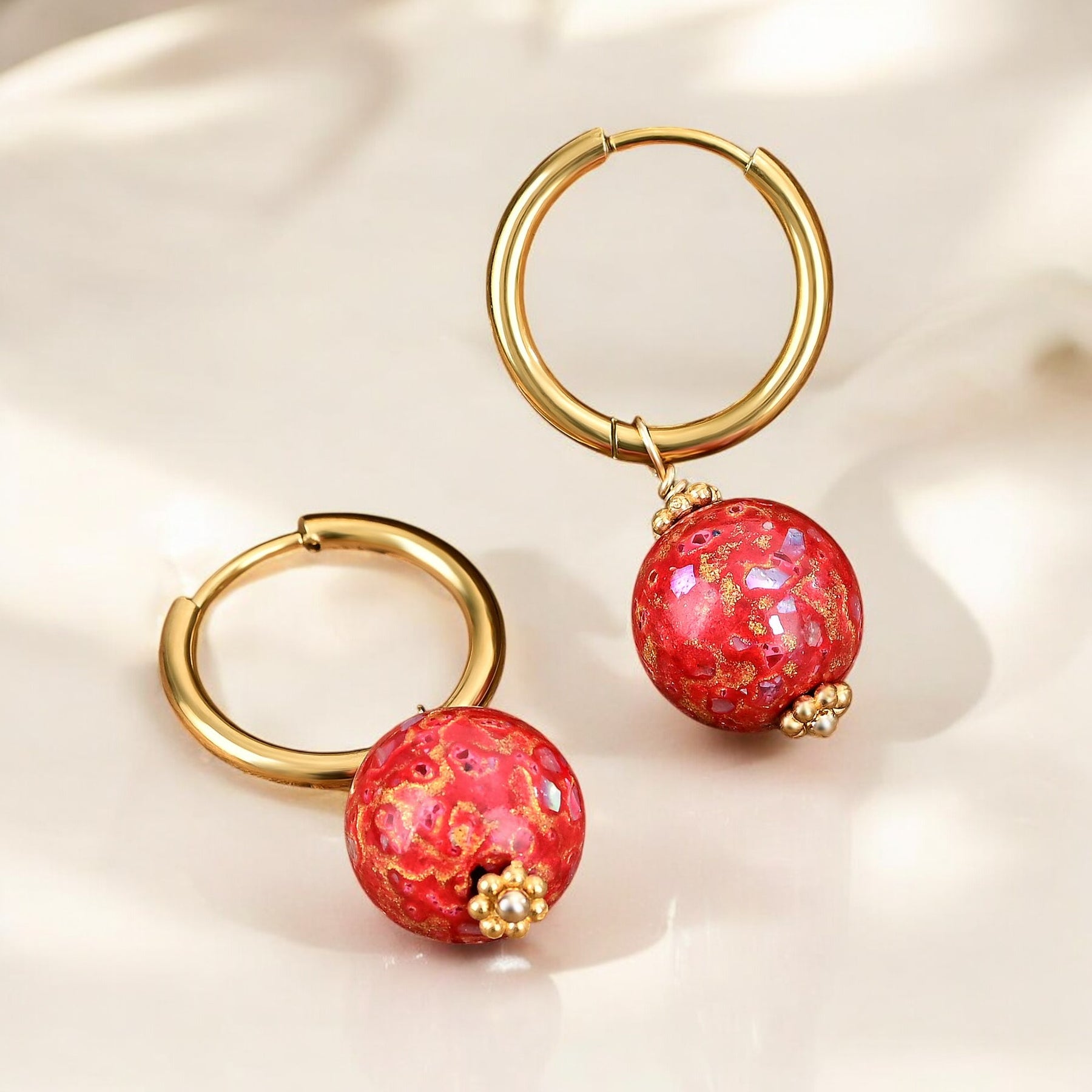 Boucles d'oreilles créoles à orbe tachetée Crimson Orbit