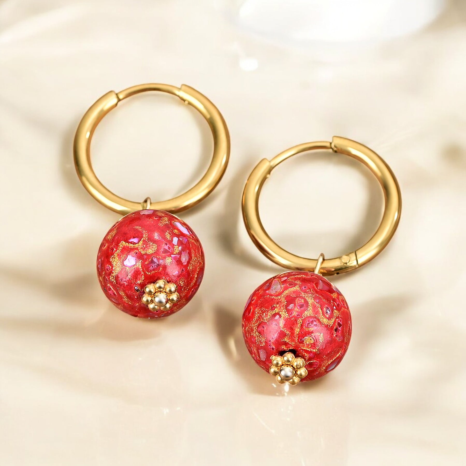 Boucles d'oreilles créoles à orbe tachetée Crimson Orbit