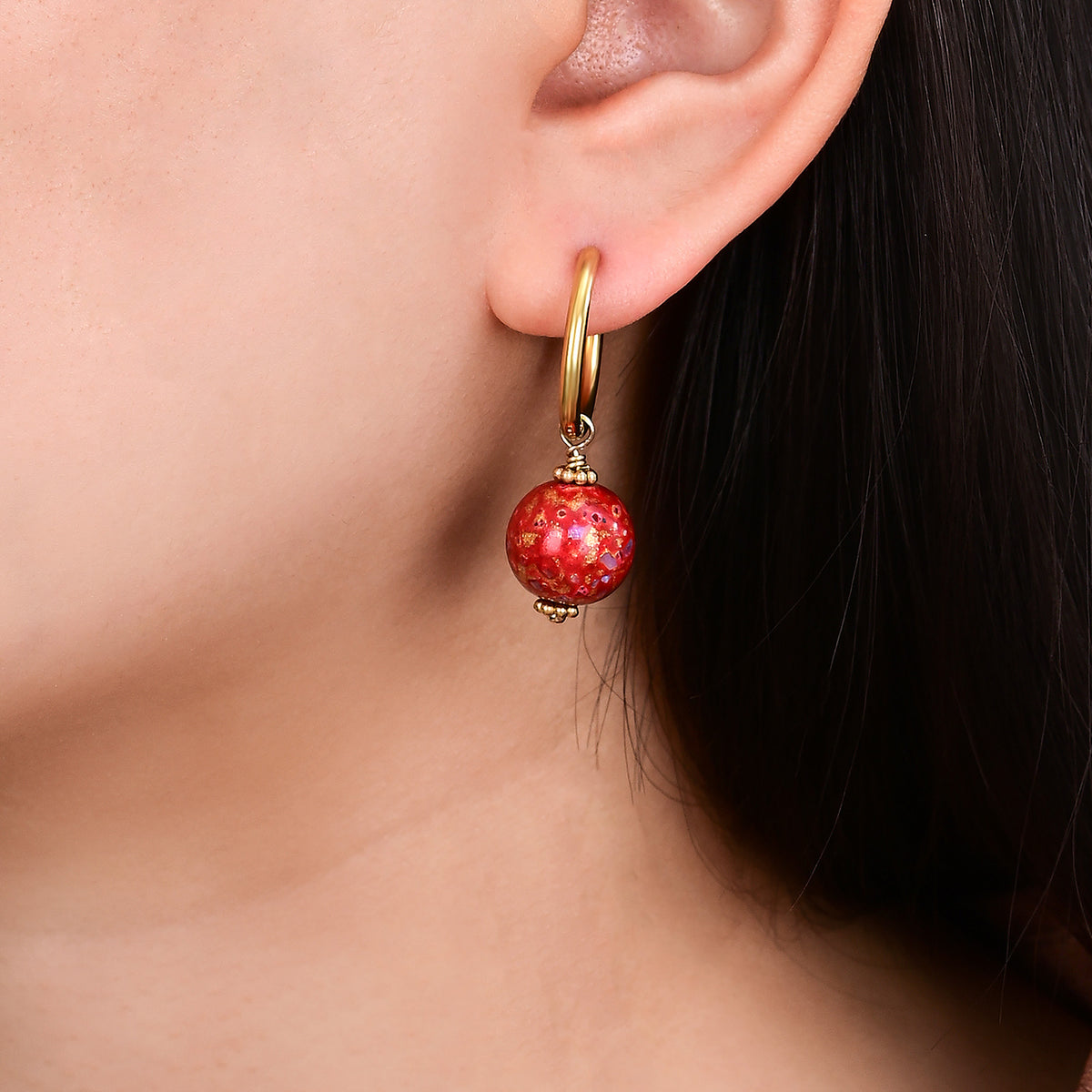 Boucles d'oreilles créoles à orbe tachetée Crimson Orbit