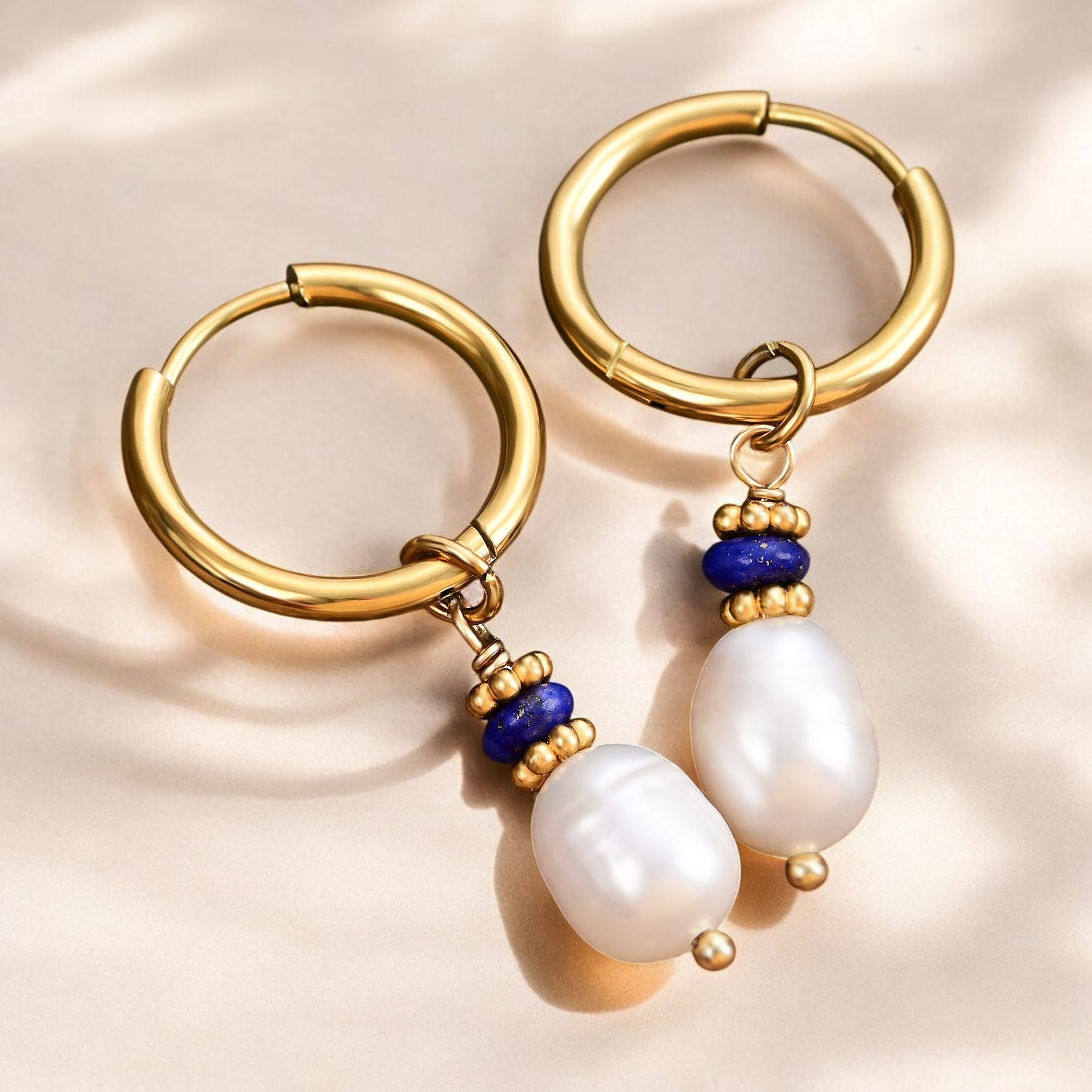 Boucles d'oreilles créoles en perle Golden Grace et agate lapis