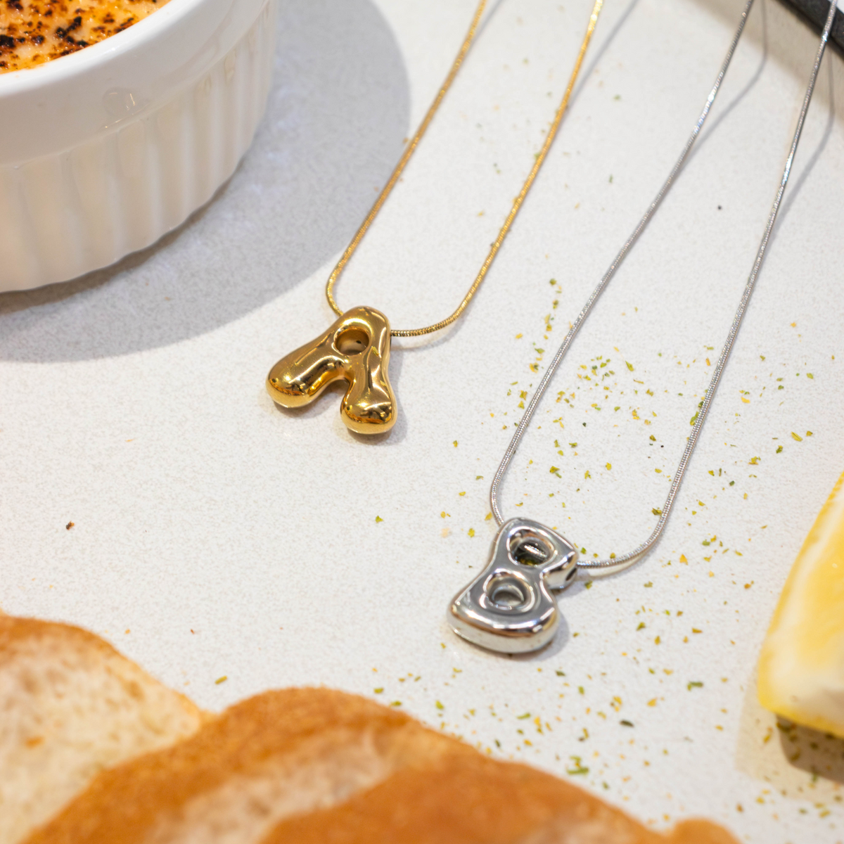 Collier initial lettre bulle éclat doré