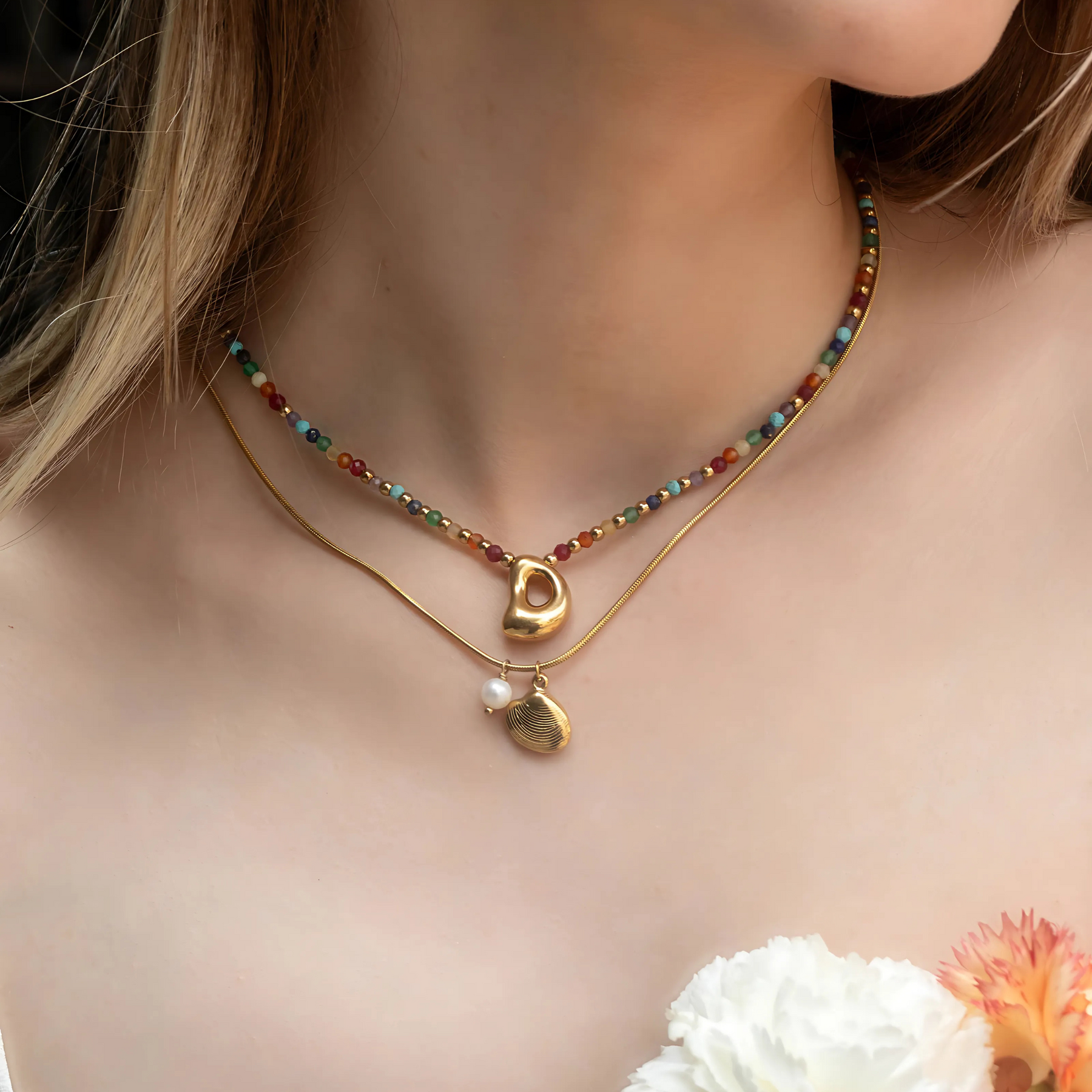 Collier en perles de coquillage doré