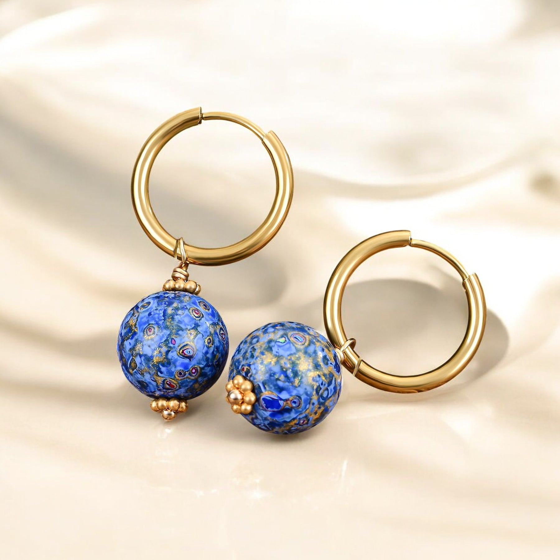 Boucles d'oreilles créoles Sphère mouchetée Ciel de saphir