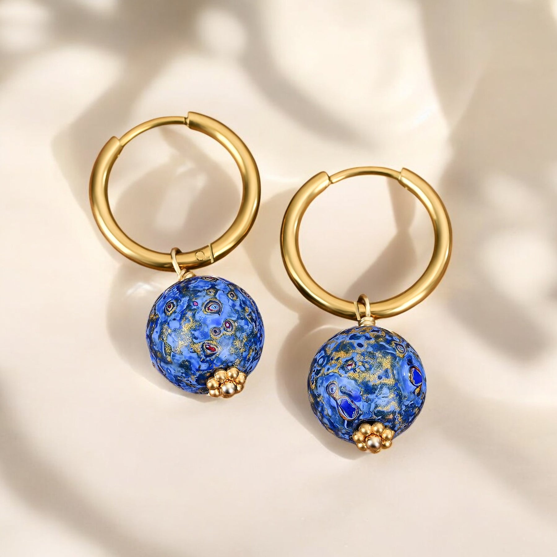 Boucles d'oreilles créoles Sphère mouchetée Ciel de saphir