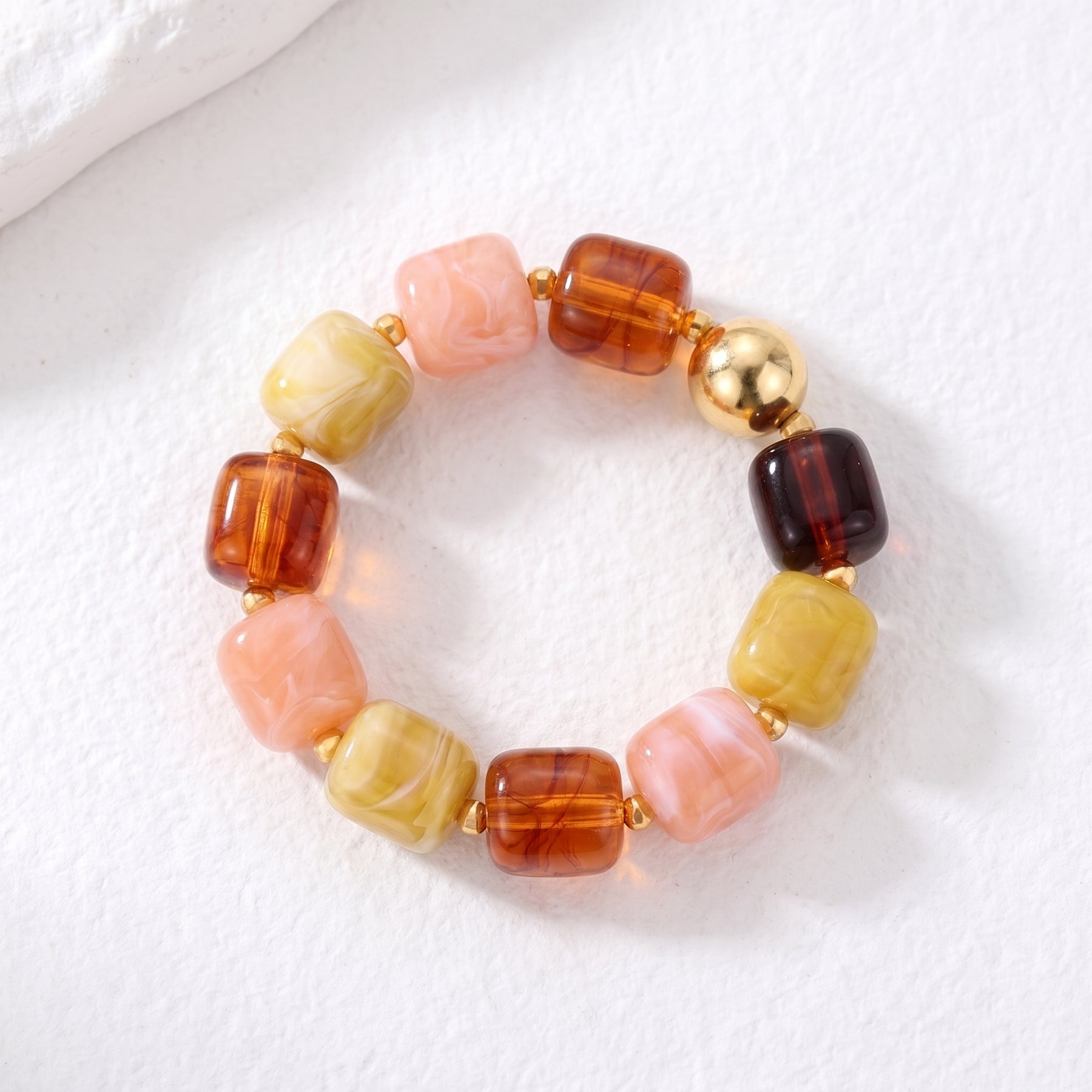 Bracelet épais à breloques mélangées, teintes de braise automnale