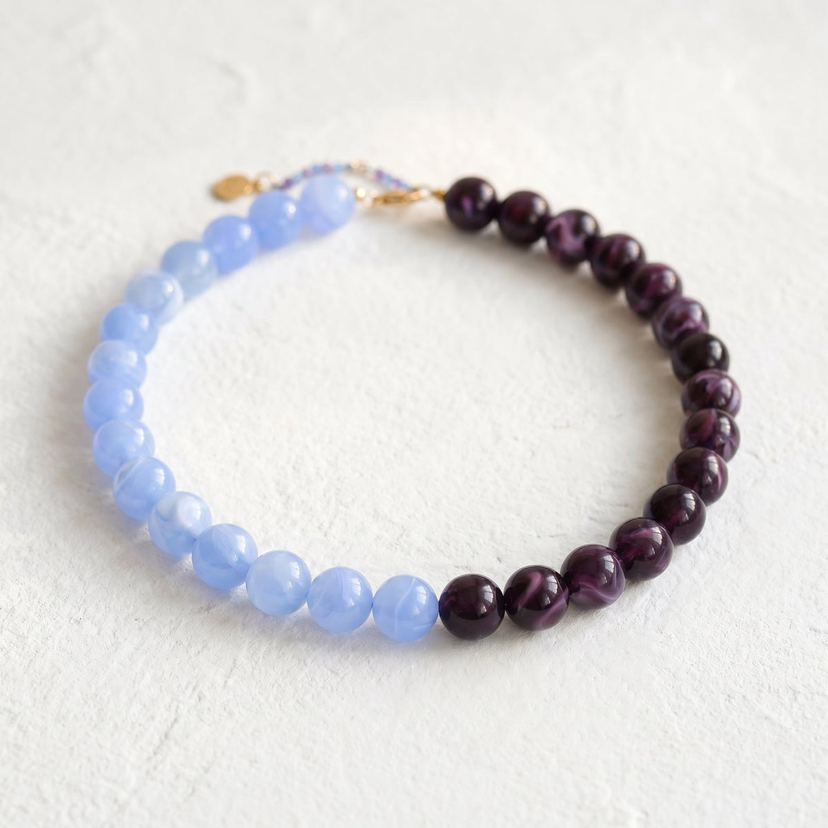Collier épais à perles violettes