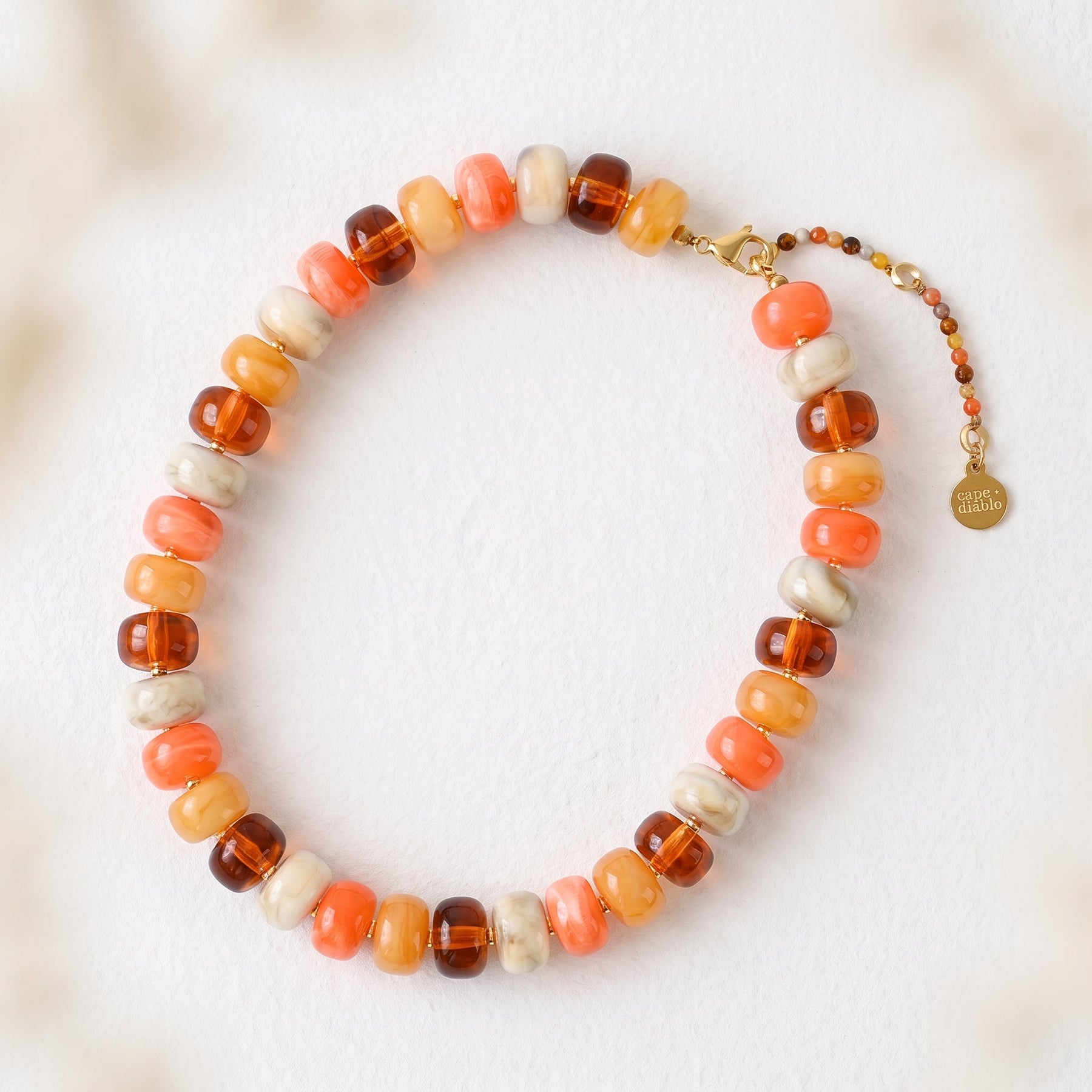 Collier imposant aux tons chaleureux du coucher de soleil