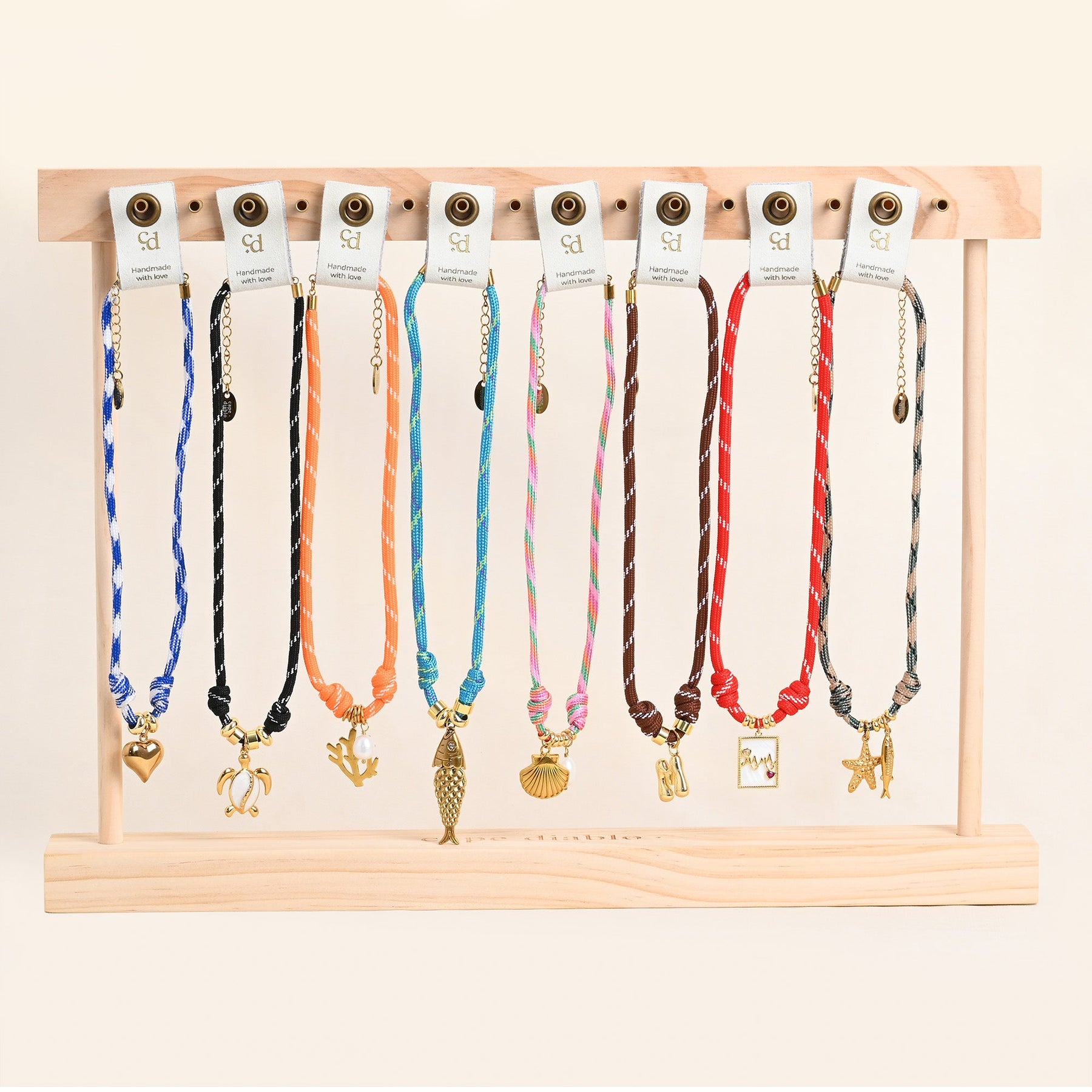 Collier corde lettre bulle dorée