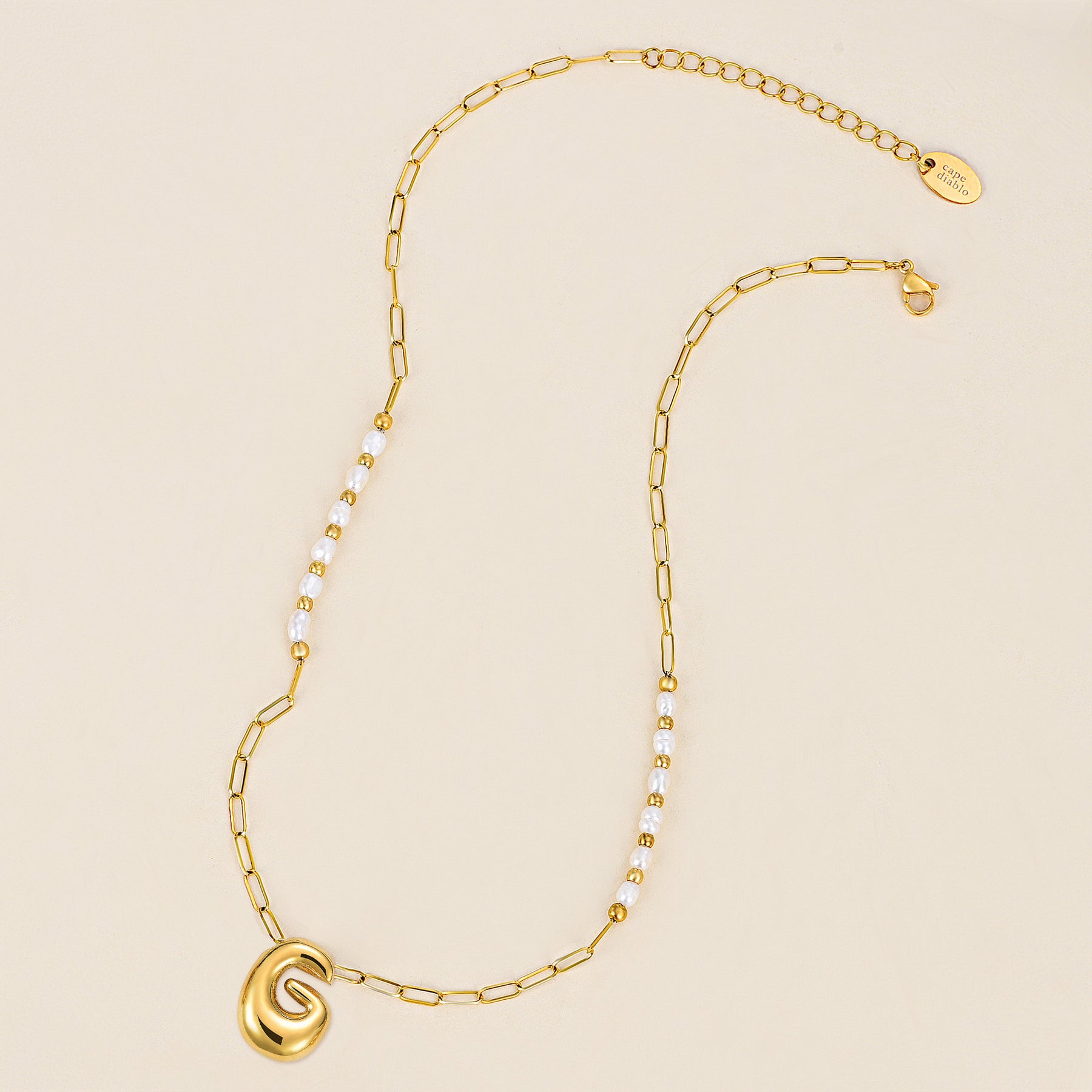 Collier avec initiales en forme de bulle dorée