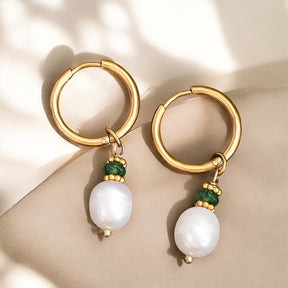 Boucles d'oreilles créoles en perles dorées et agate verte