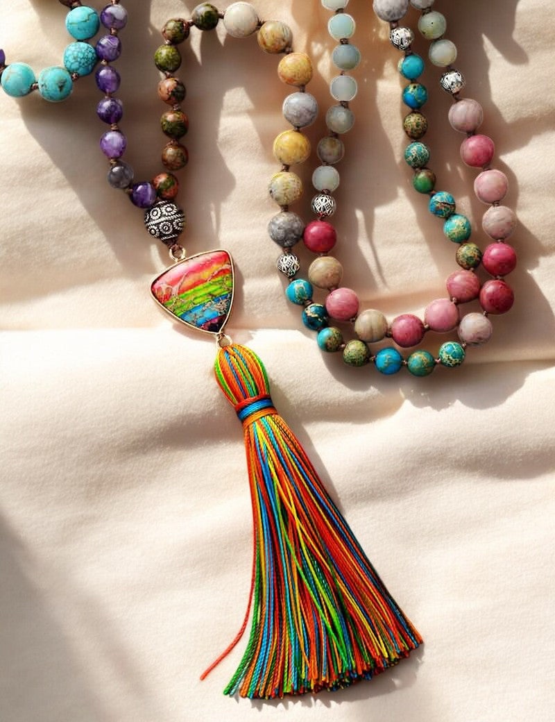 Collier à pompon avec breloque chakra
