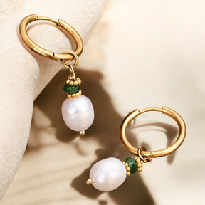 Boucles d'oreilles créoles en perles dorées et agate verte